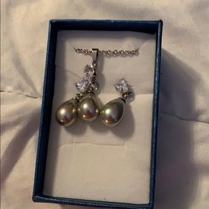 Grey pearl and cubic zirconia set